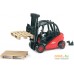 Игрушечный транспорт Bruder Linde fork lift H30D with 2 pallets 02511. Фото №2